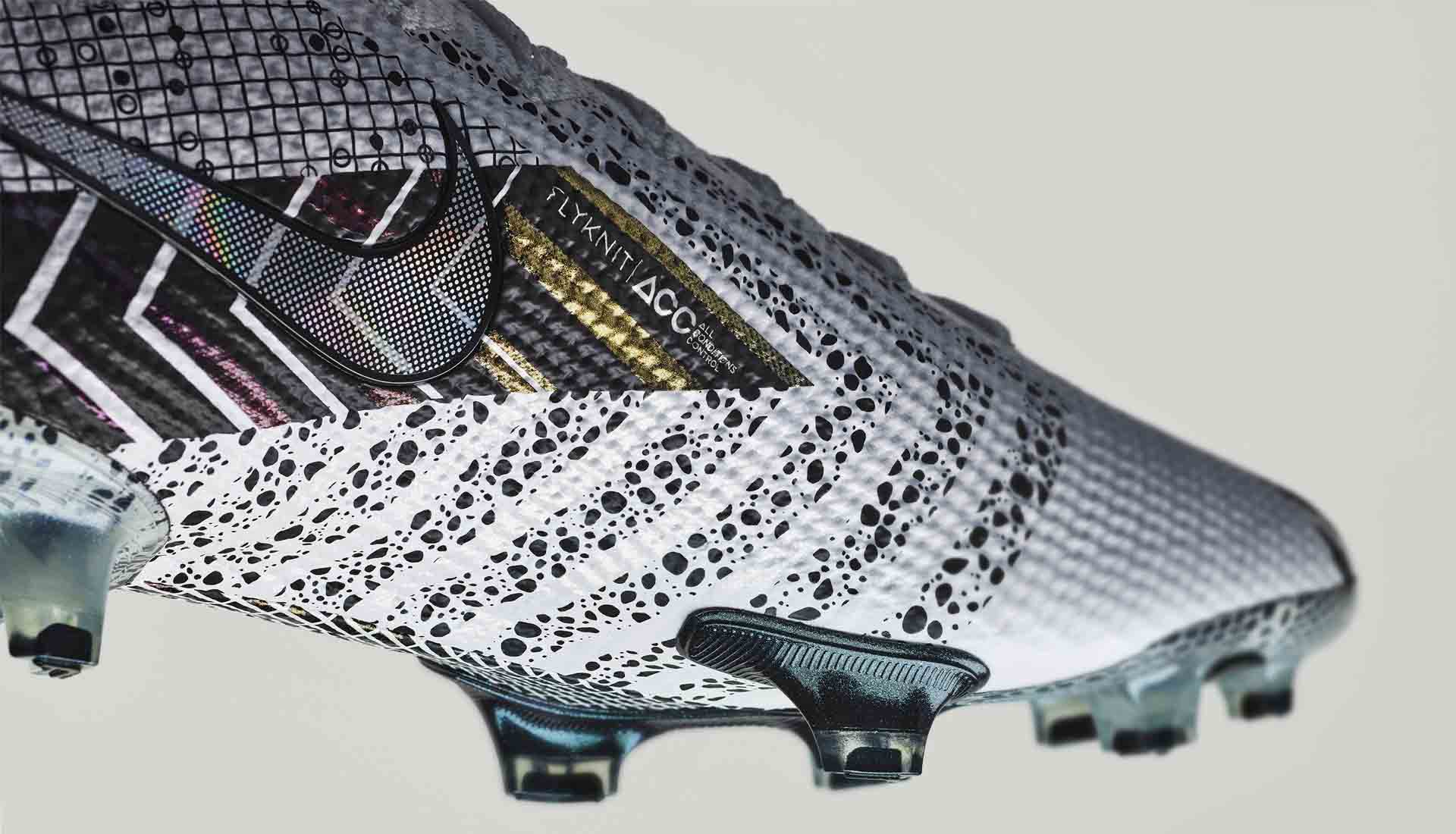 Các dấu chấm đen giống với Nike Mercurial Safari xuất hiện nhiều trên thân giày