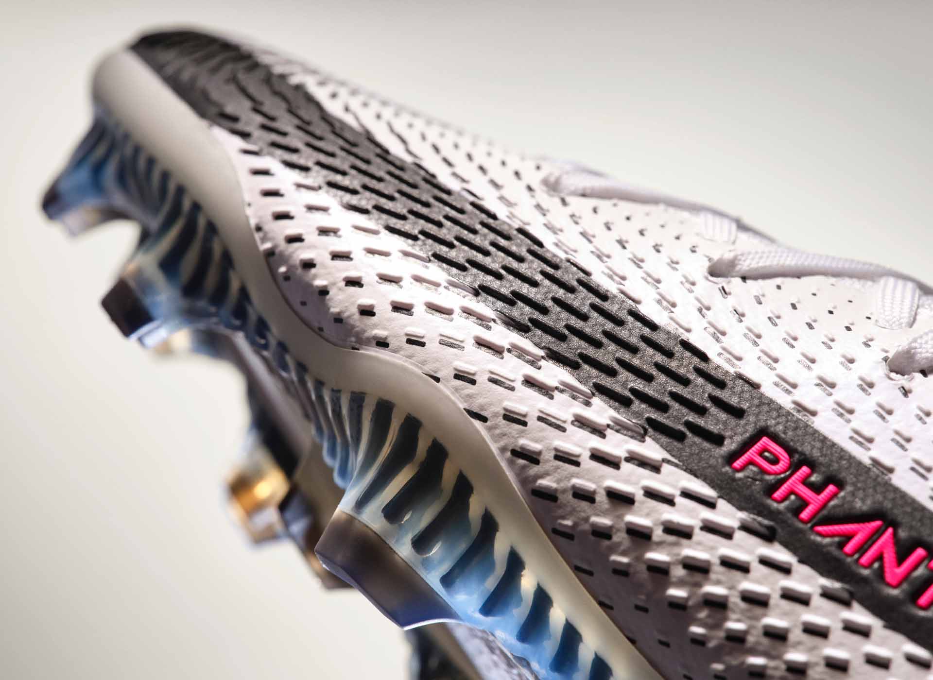 Các vân nổi có trên bề mặt giày Nike Phantom GT của Kevin De Bruyne
