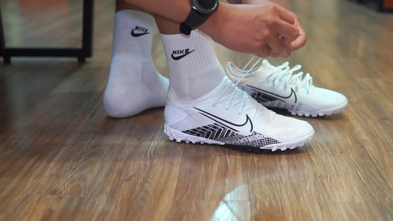 Thắt dây giày bóng đá đúng cách sẽ giúp bạn thoải mái hơn khi mang giày