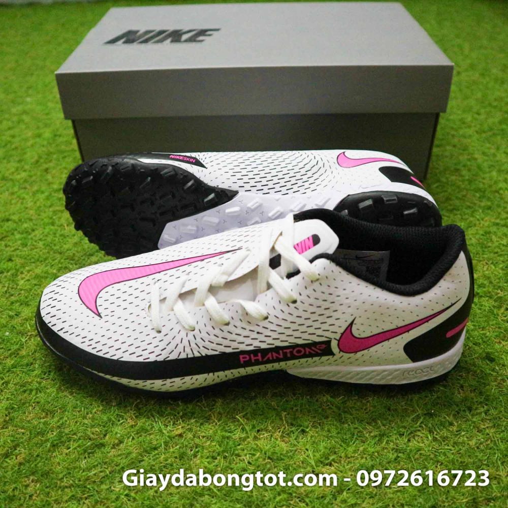 Giay bong da nike phantom gt academy tf trang den vach hong (3)