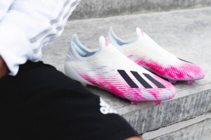 Adidas cũng rất thích sử dụng gam màu hồng cho các mẫu giày của mình
