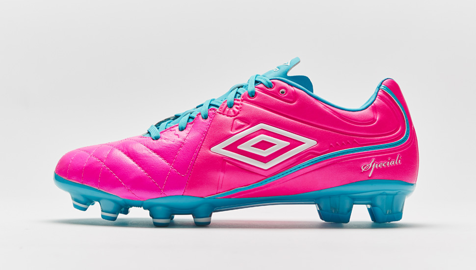 Umbro ra mắt mẫu giày bóng đá màu hồng mới cực kỳ độc đáo