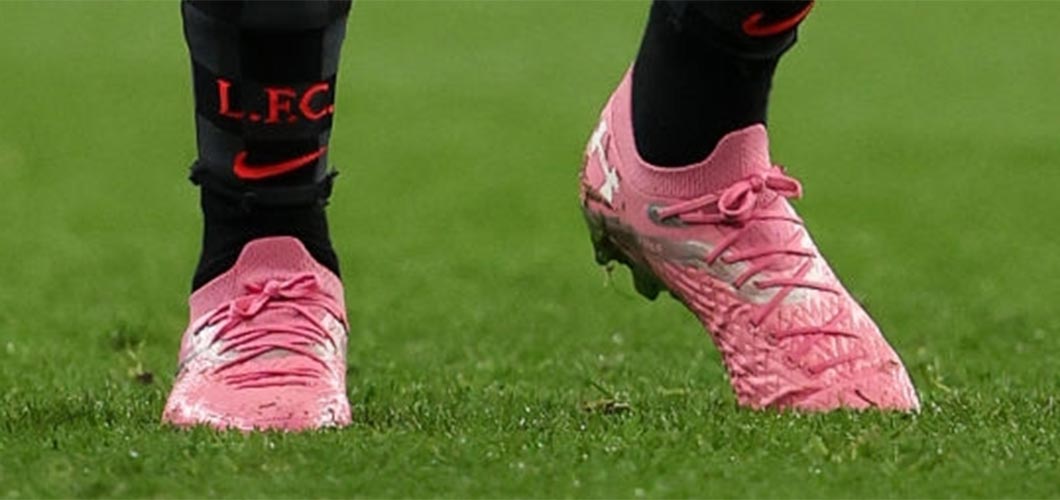 Trent Alexander-Arnold sử dụng giày Under Armour màu hồng pink đẹp mắt