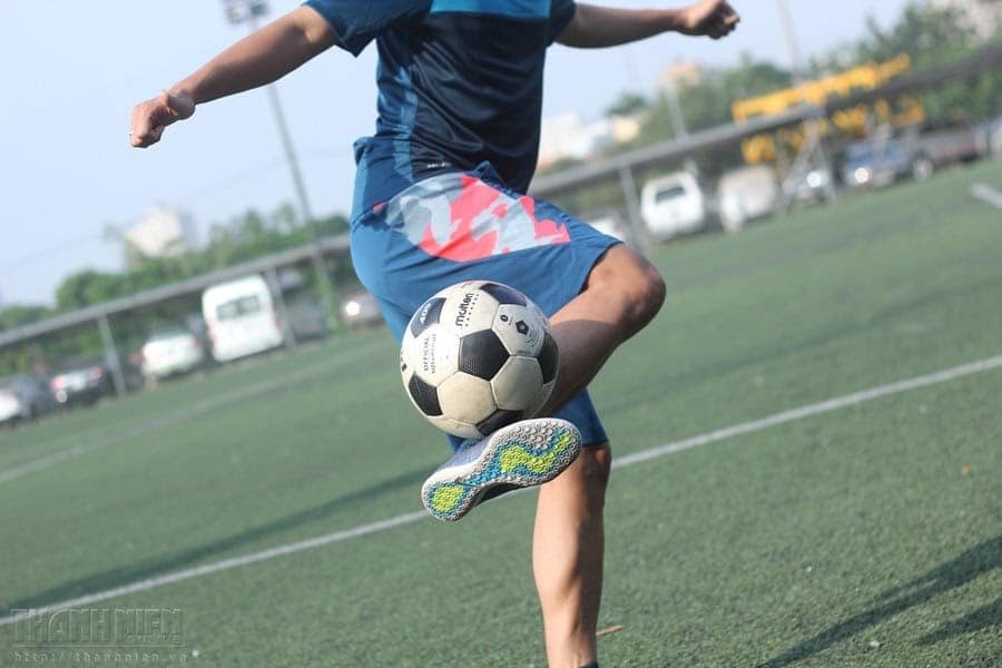 Thực hiện luyện tập thêm các kỹ năng tâng bóng và đá bóng bằng cả 2 chân