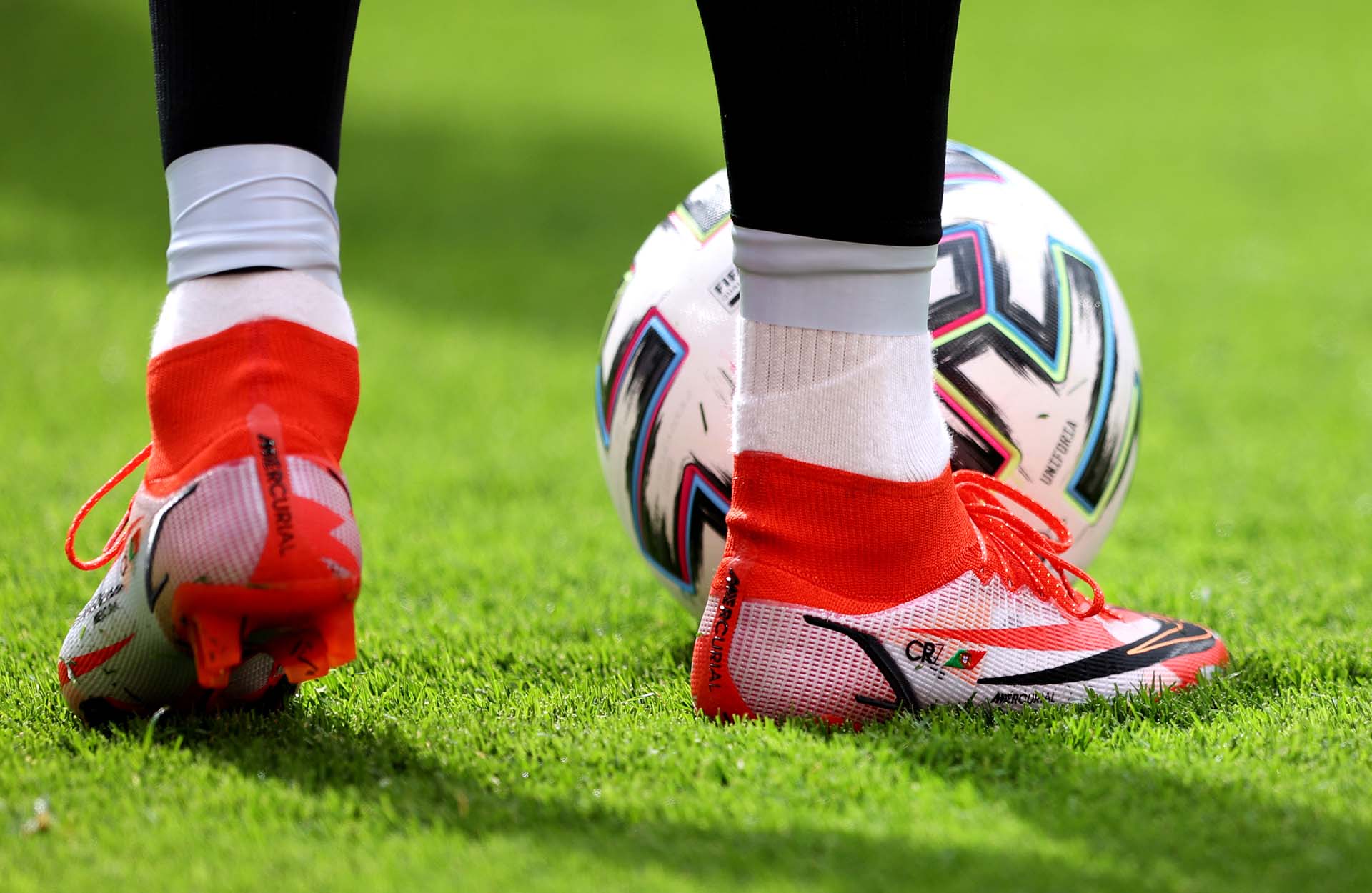 Nike thửa riêng giày cho Ronaldo CR7 để chơi tại EURO 2021